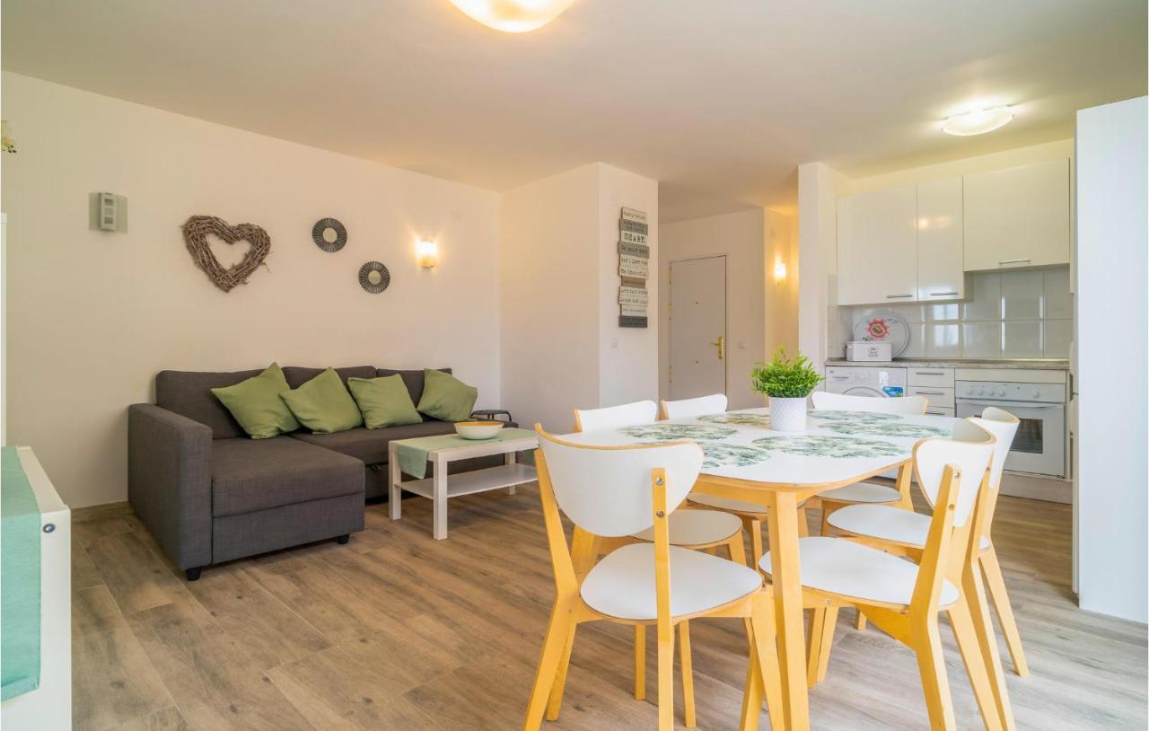 Appartement Cozy In Costa With Kitchen